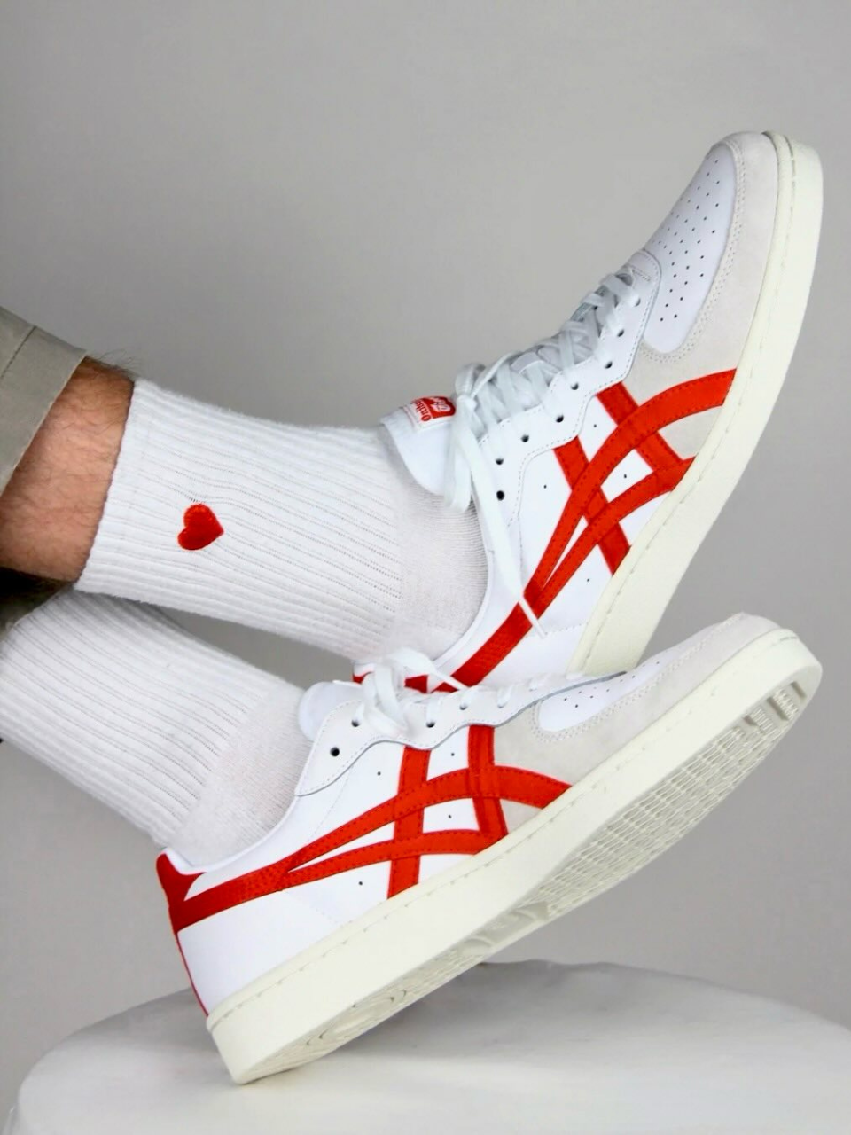 Weiße Socken mit Herz-Stickerei, getragen mit Sneakern
