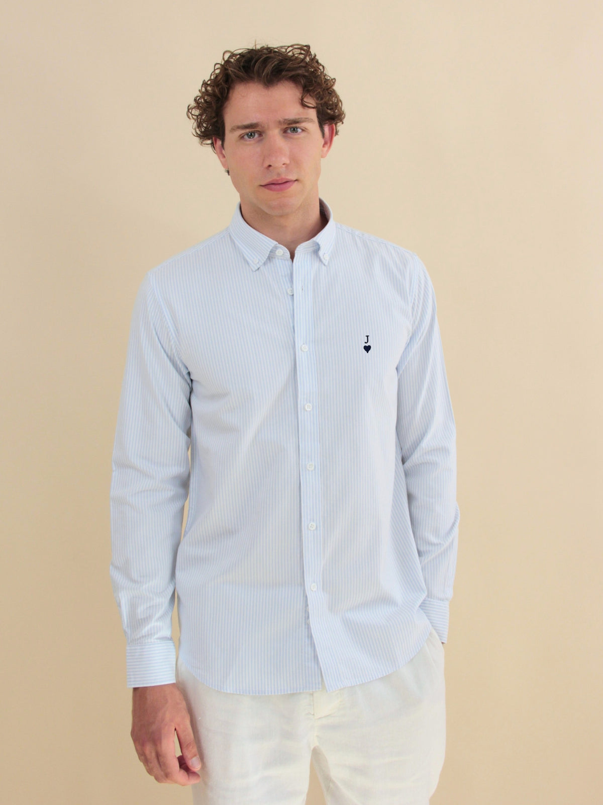 Blau-weiß gestreiftes Oxford-Hemd mit navyblauer Herz-Stickerei und Initiale J, am Model