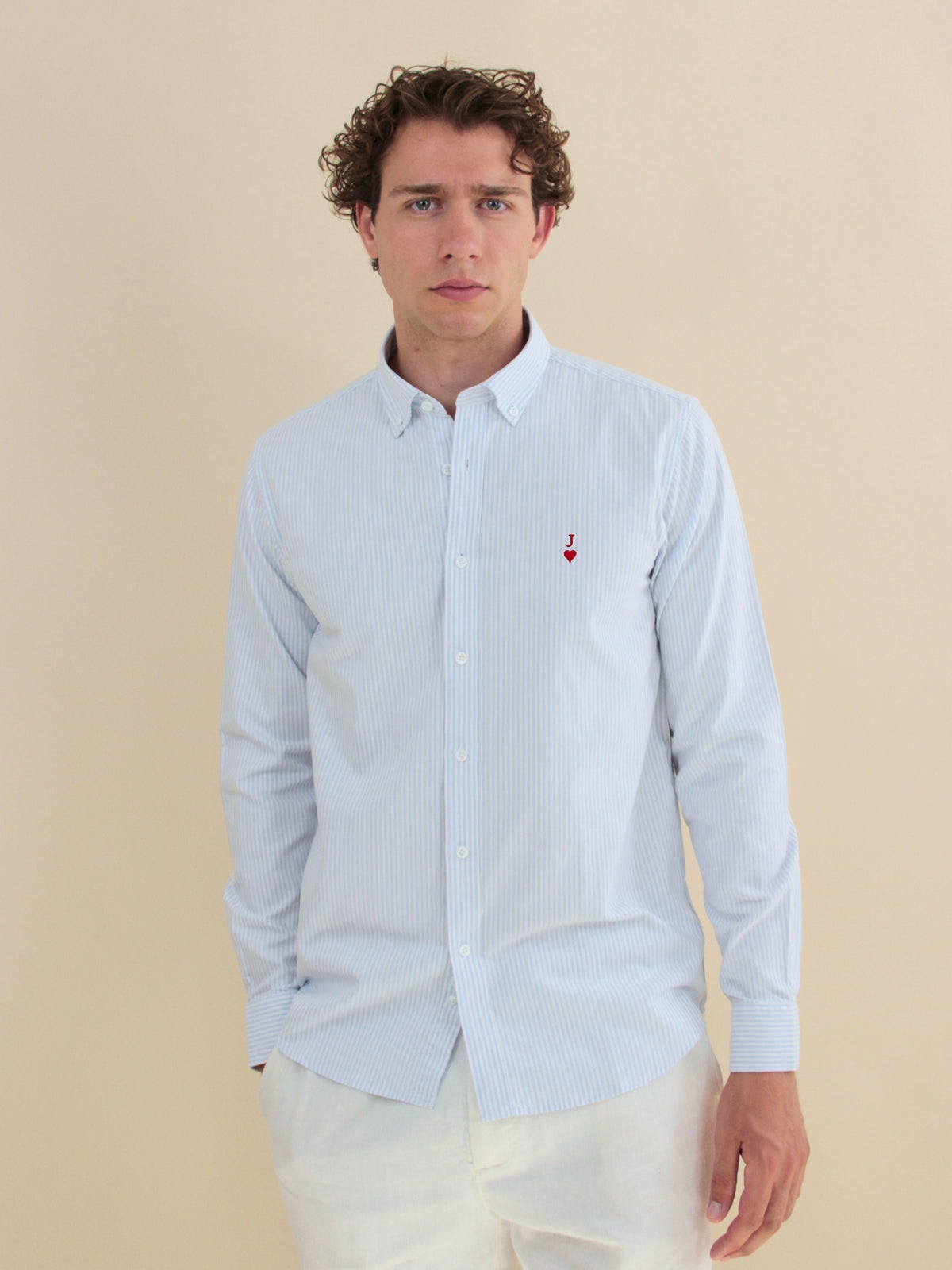 Blau-weiß gestreiftes Oxford-Hemd mit roter Herz-Stickerei und Initiale J, am Model