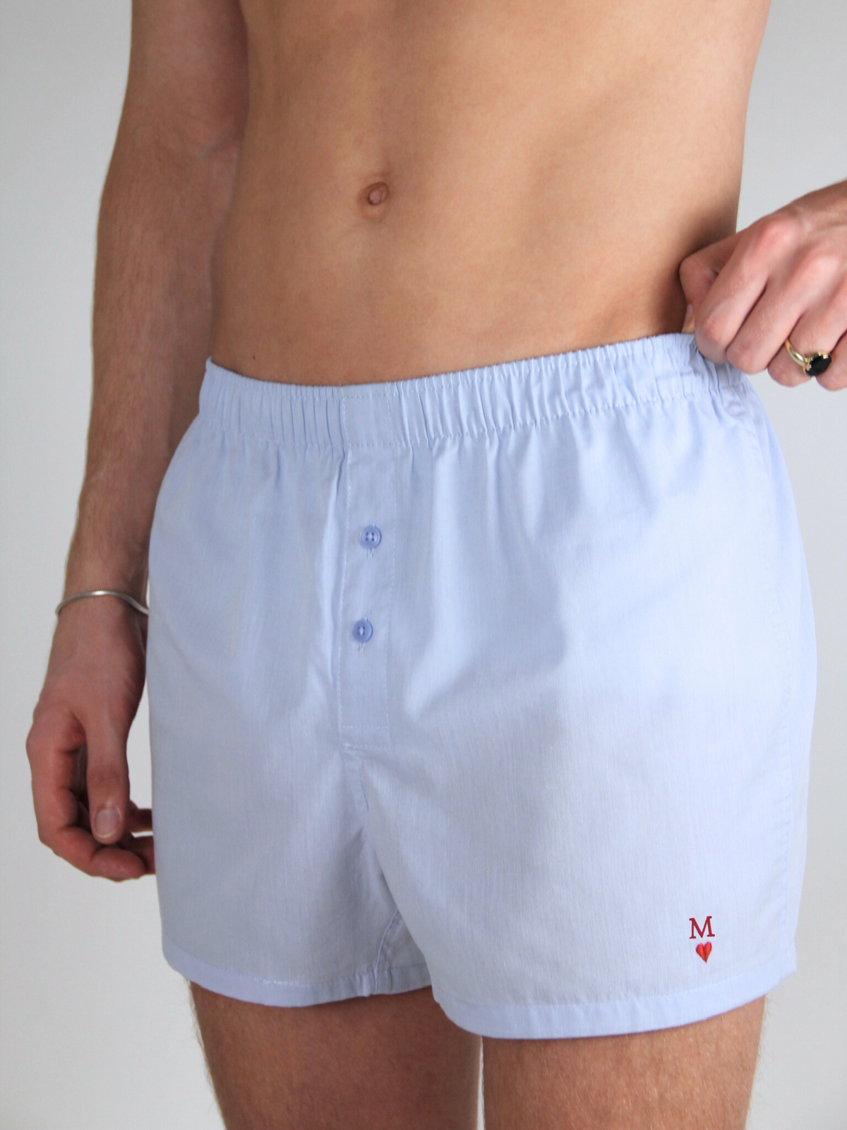 Boxershorts mit Herz-Stickerei und Initiale M, getragen