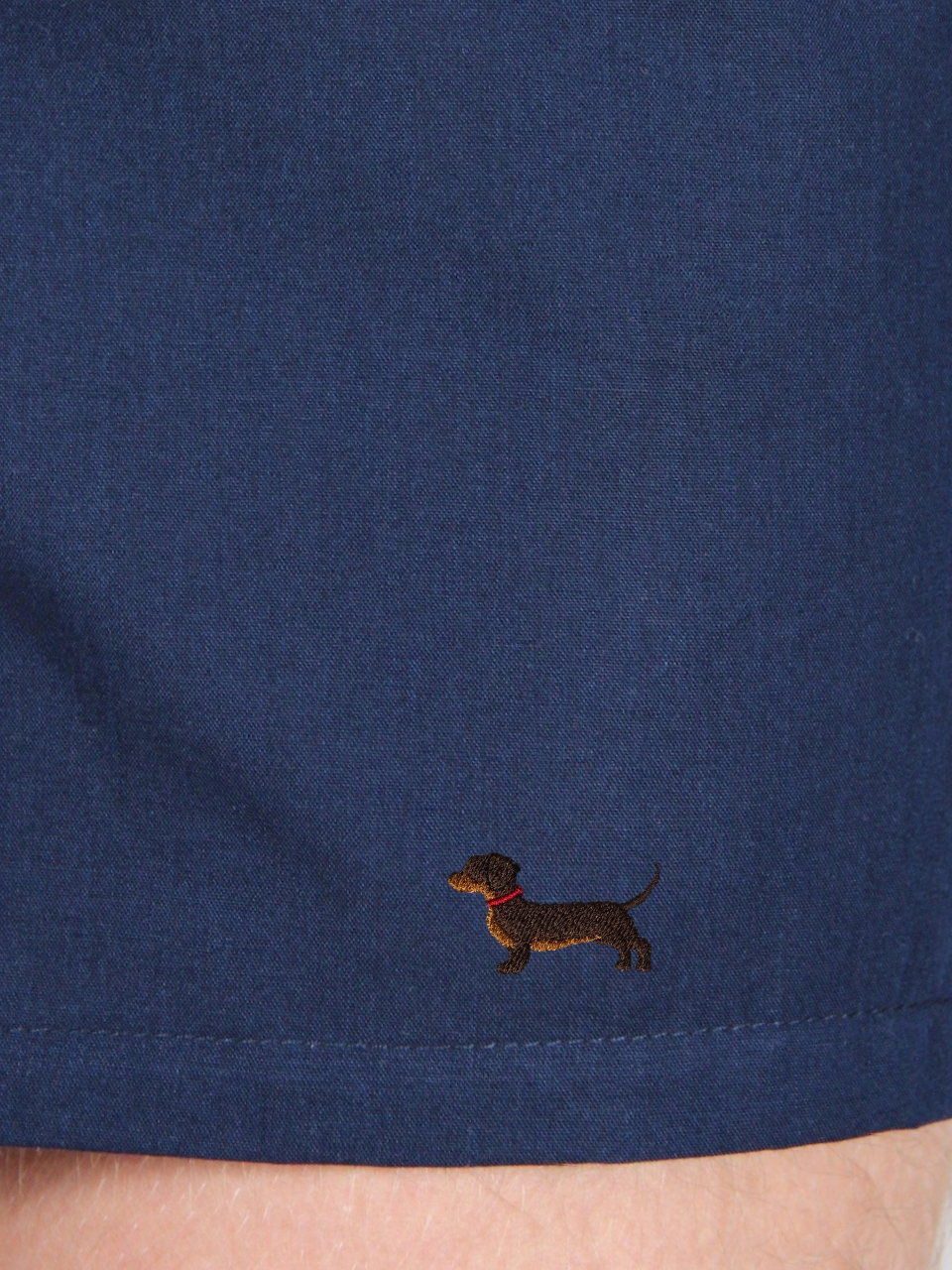 Dackel-Stickerei auf den navyblauen Boxershorts, Nahaufnahme