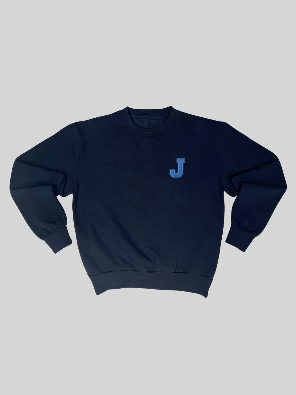 Dunkelblauer Sweater mit gestickter Initiale J, flach ausgebreitet
