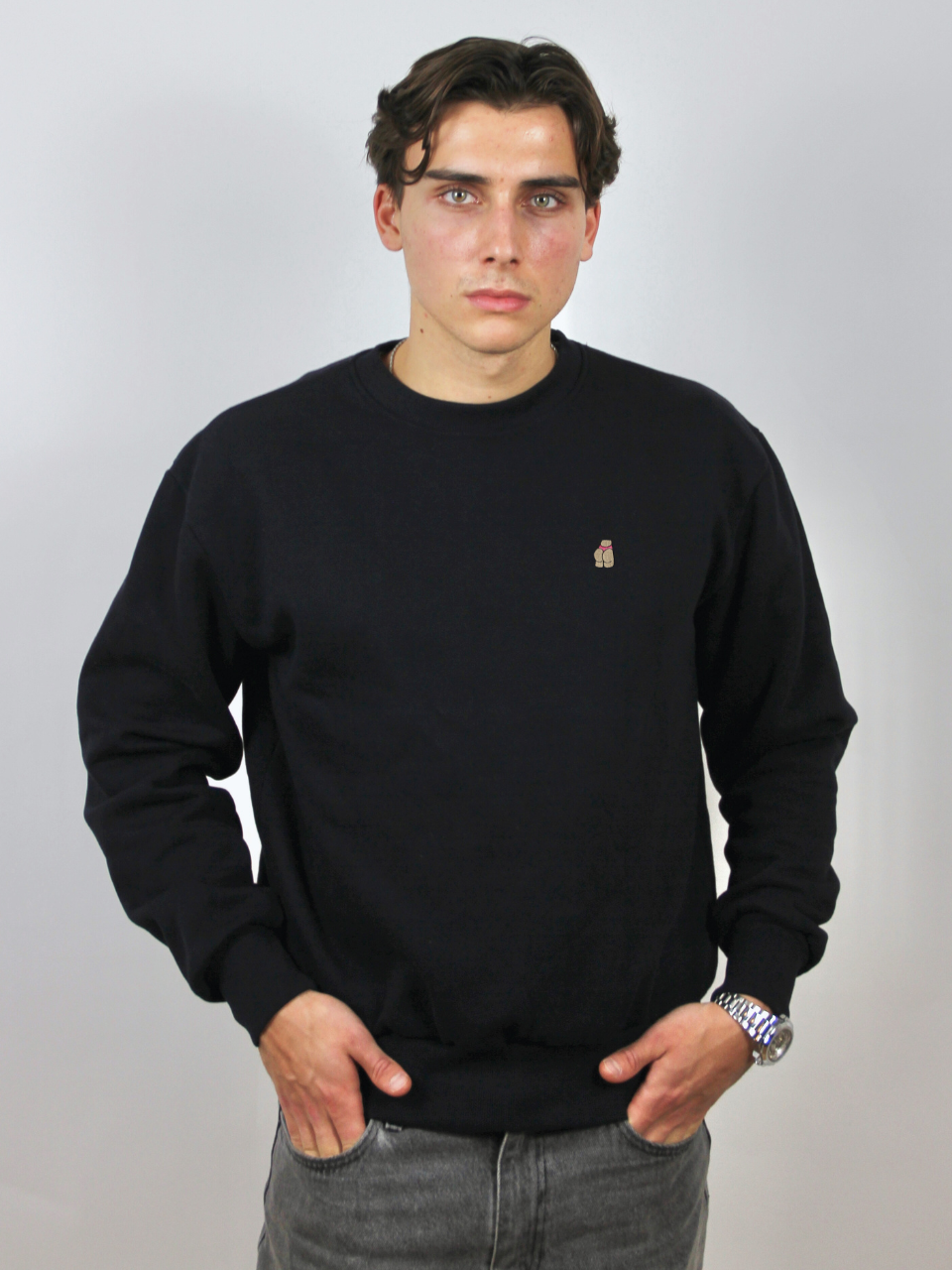 Dunkelblauer Sweater mit Po-Stickerei, am Model
