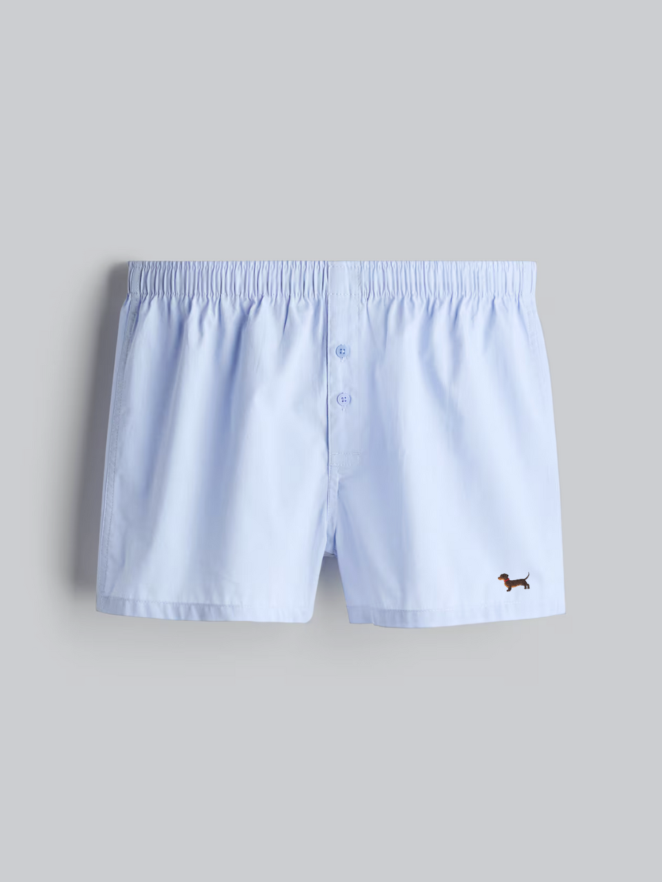 Hellblaue Boxershorts mit Dackel-Stickerei, flach ausgebreitet