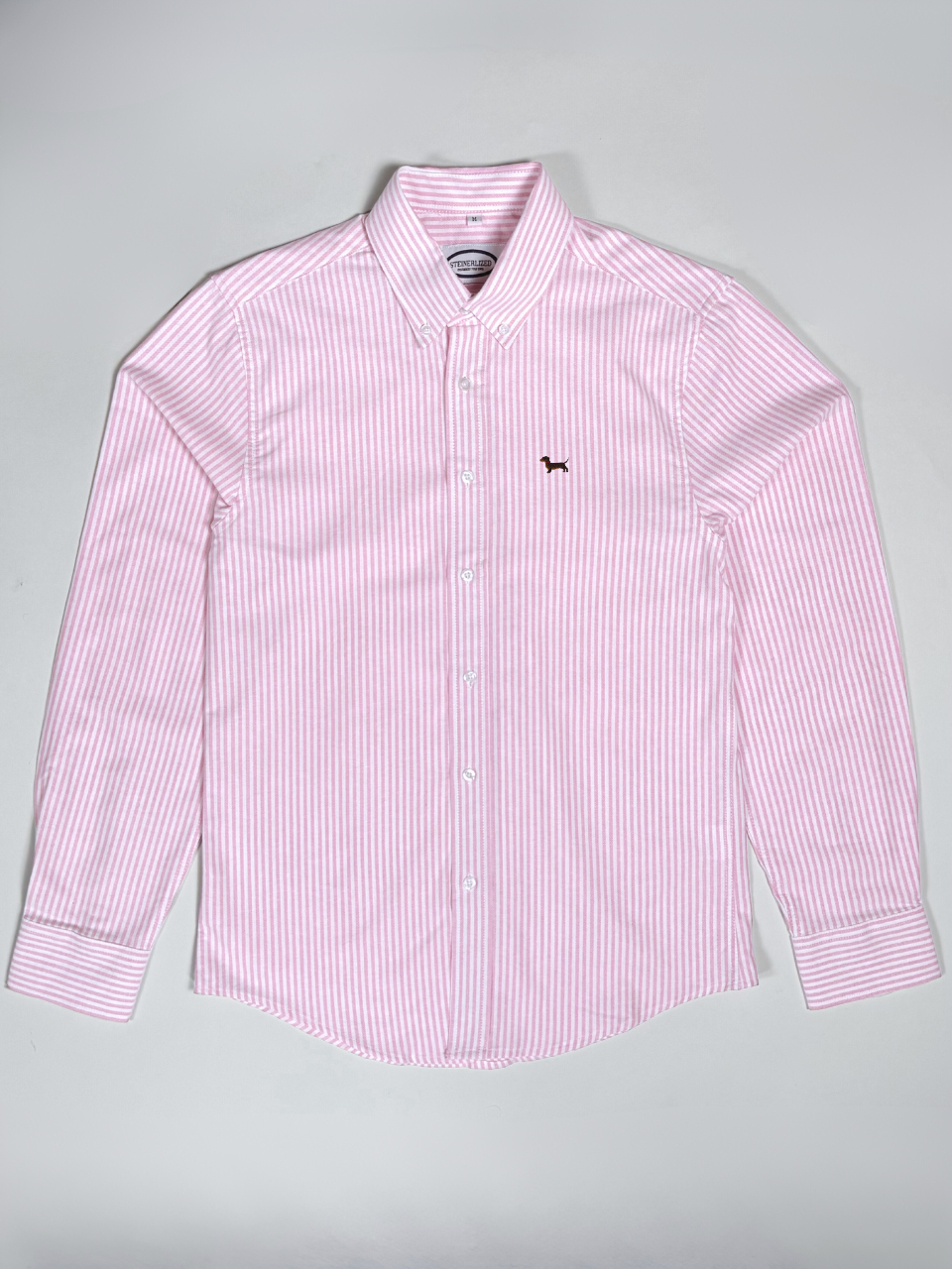 Pinkes Oxford-Hemd mit Dackel-Stickerei, flach ausgebreitet