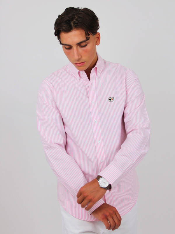 Pinkes Oxford-Hemd mit Spielkarten-Stickerei, am Model