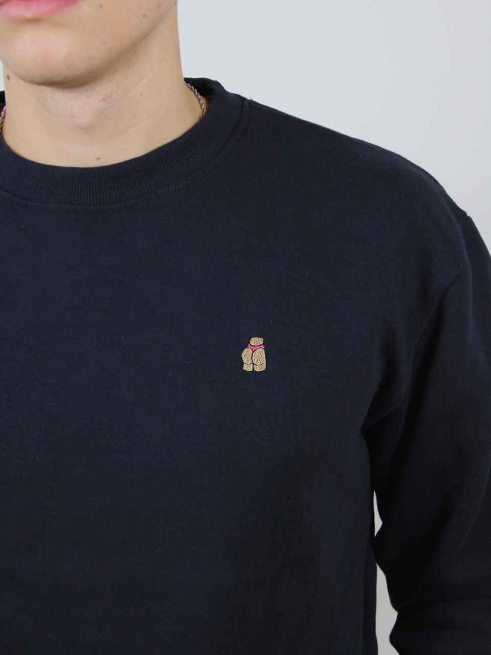 Po-Stickerei auf dem dunkelblauen Sweater, Nahaufnahme