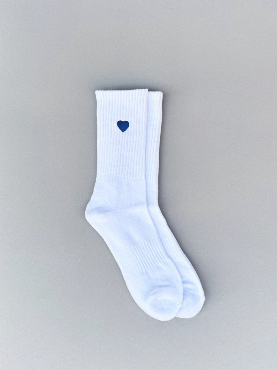 Weiße Socken mit Herz-Stickerei, flach ausgebreitet