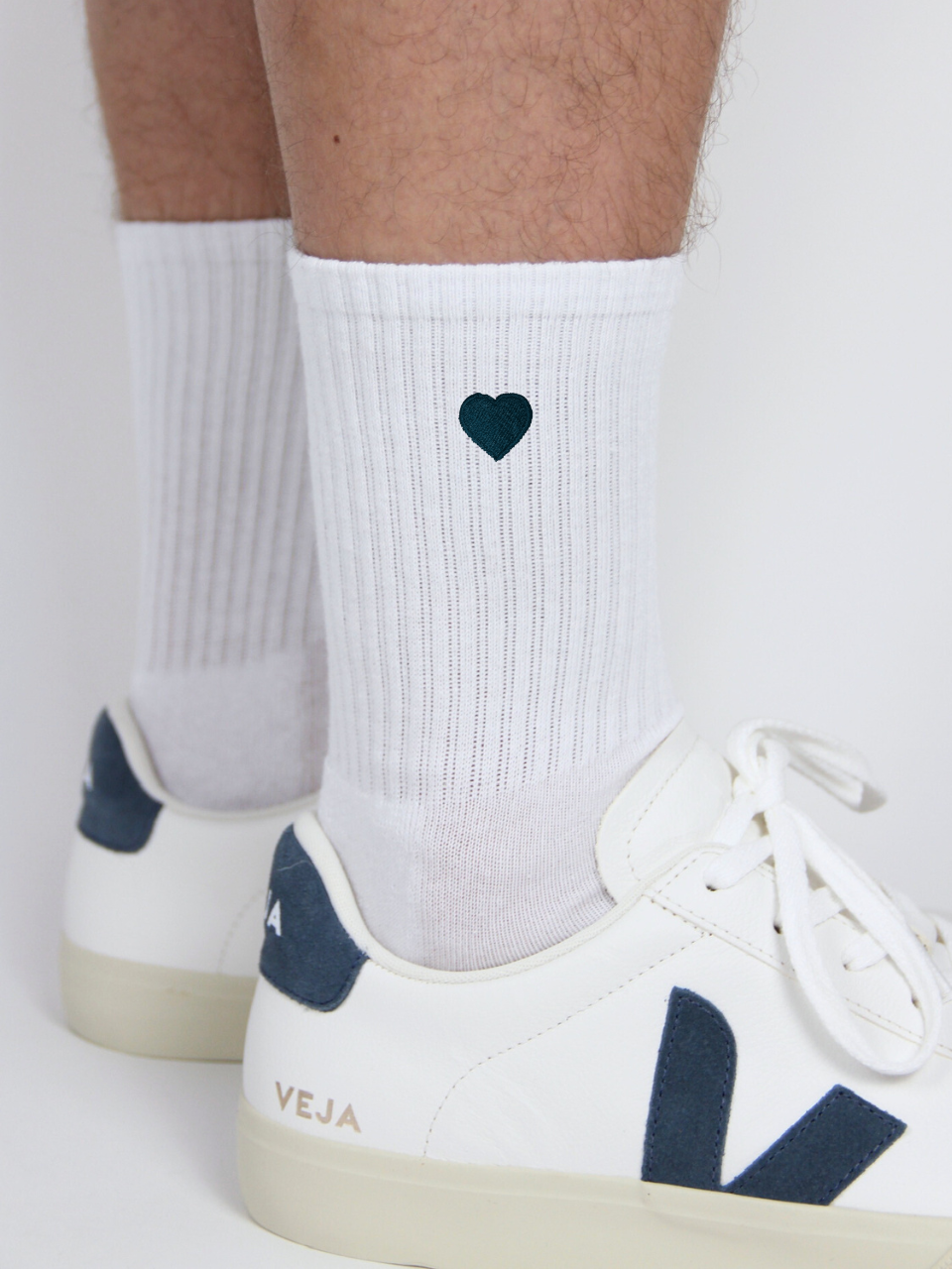 Weiße Socken mit Herz-Stickerei, getragen mit Sneakern