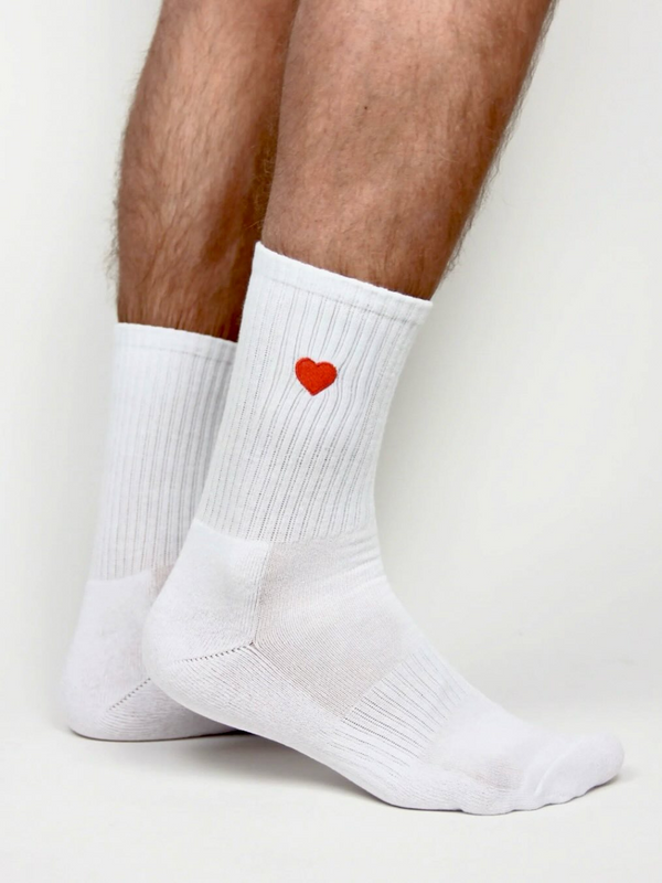 Weiße Socken mit Herz-Stickerei, getragen