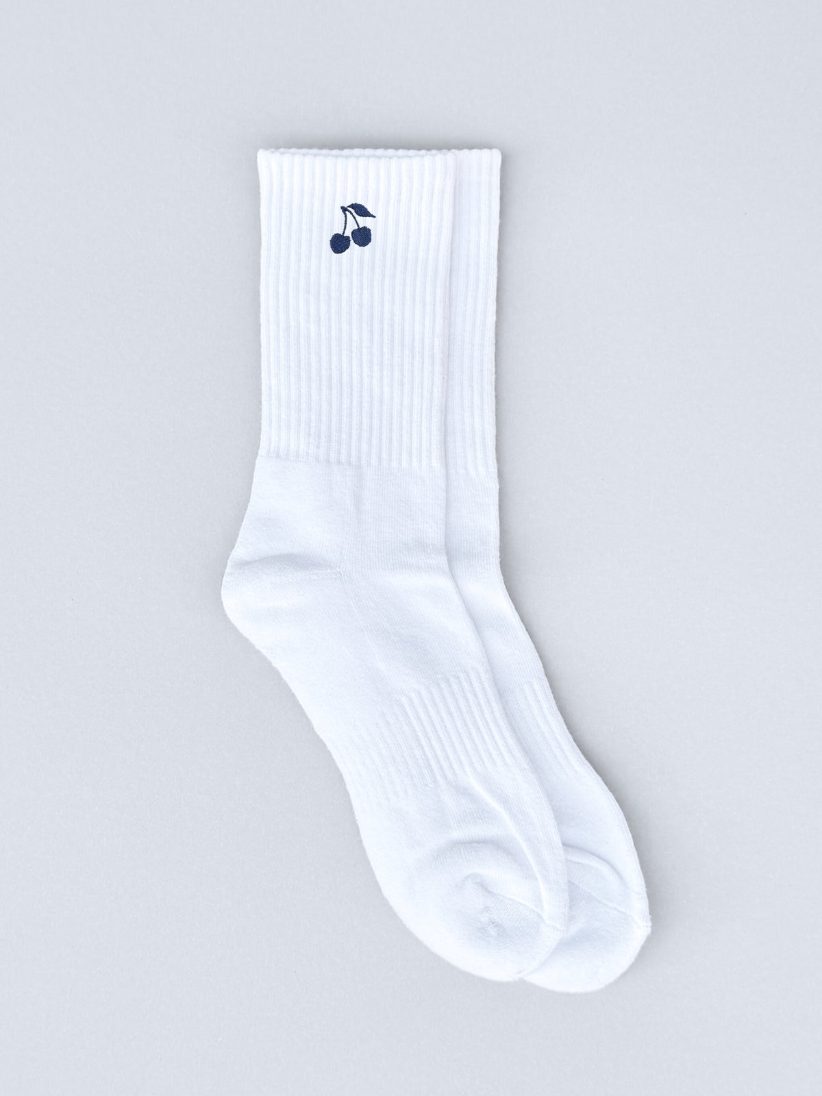 Weiße Socken mit navyblauer Kirschen-Stickerei, flach ausgebreitet
