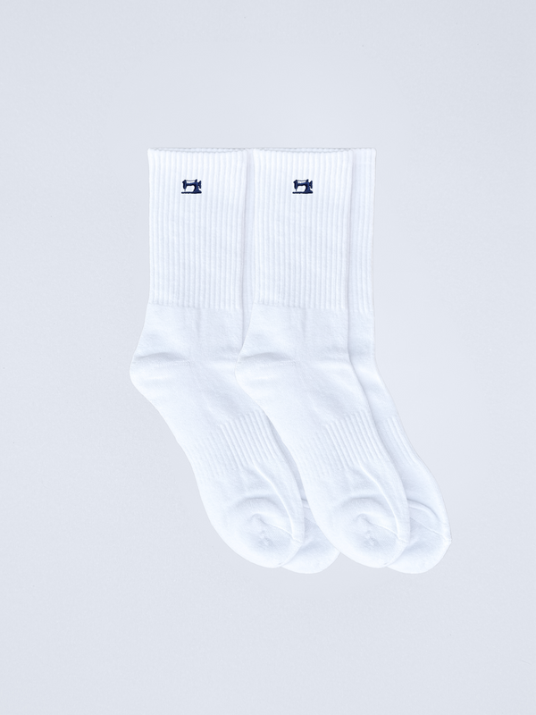 Weiße Socken mit navyblauer Nähmaschinen-Stickerei, flach ausgebreitet