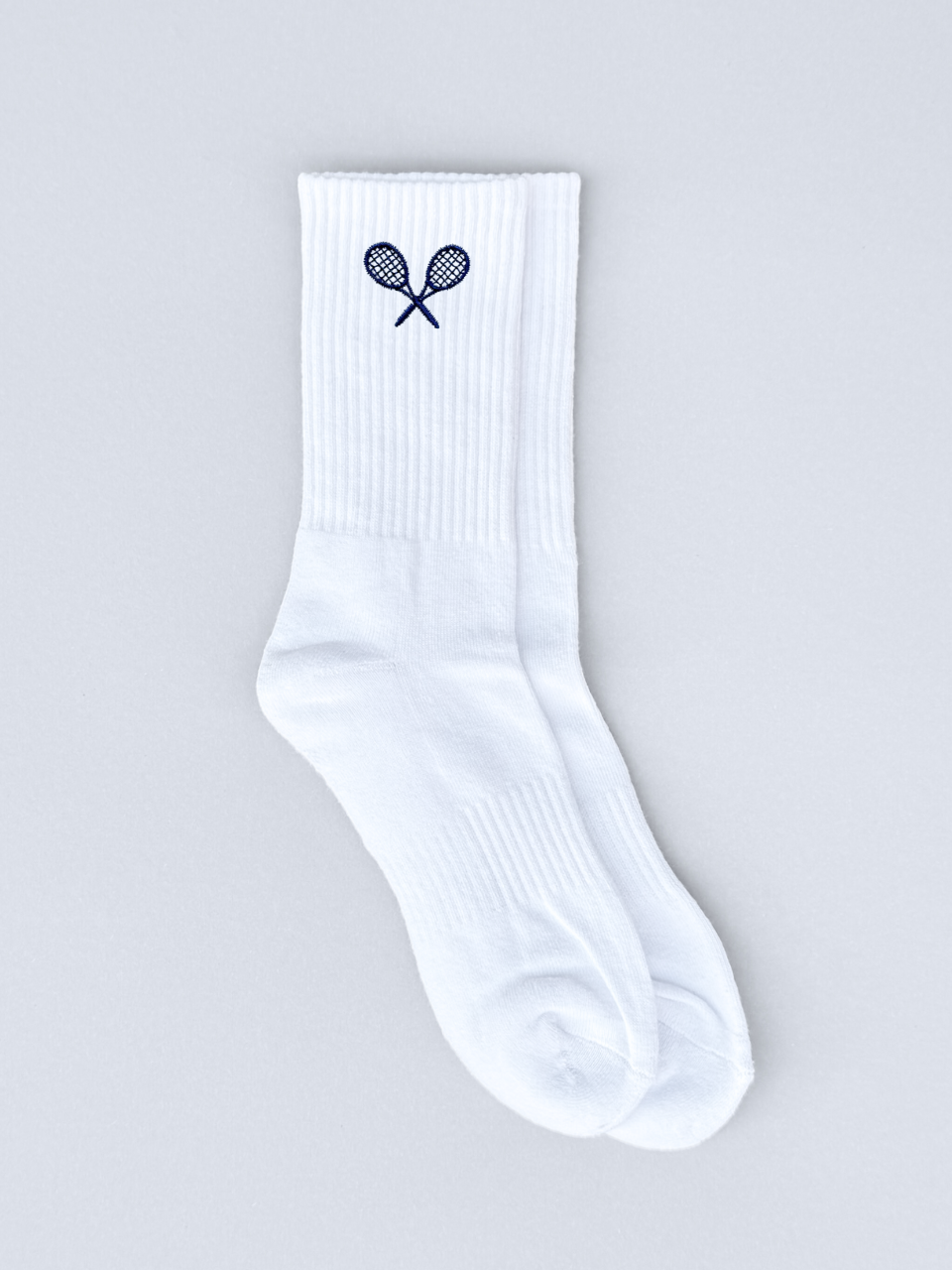 Weiße Socken mit navyblauer Tennisschläger-Stickerei, flach ausgebreitet