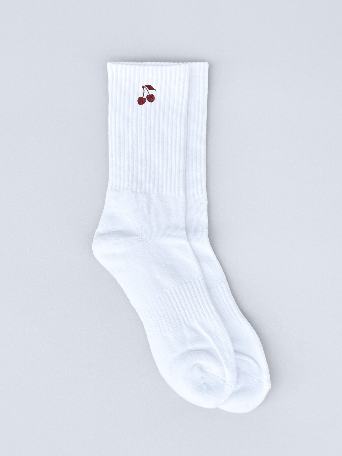 Weiße Socken mit roter Kirschen-Stickerei, flach ausgebreitet