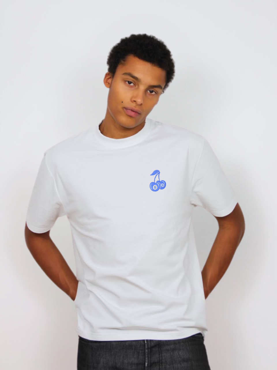 Weißes T-Shirt mit blauer Kirschen-Stickerei, am Model