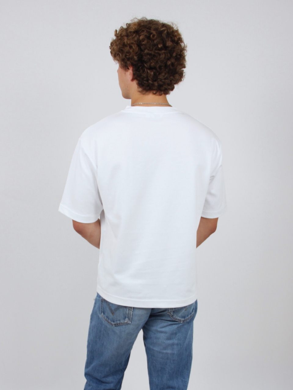 Weißes T-Shirt mit Globus-Stickerei, Rückansicht
