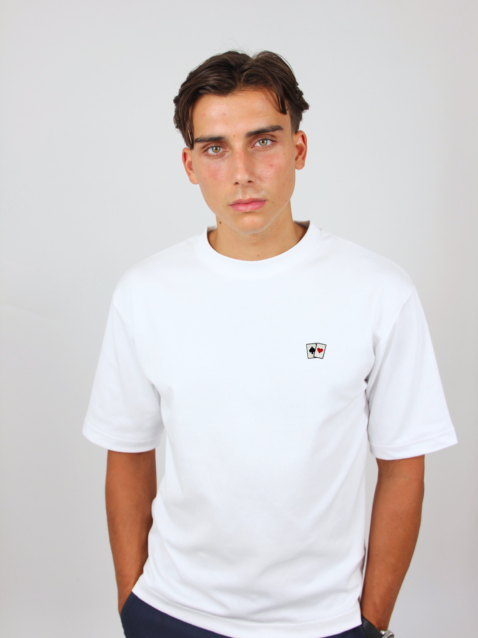 Weißes T-Shirt mit Spielkarten-Stickerei, am Model