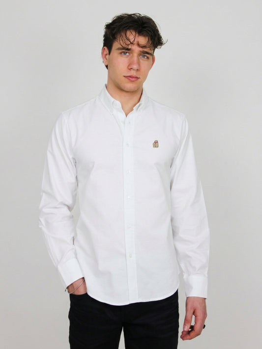 Weißes Oxfordhemd mit kleiner Stickerei eines weiblichen Pos/Arsch mit pinkem Tanga auf der linken Brust.