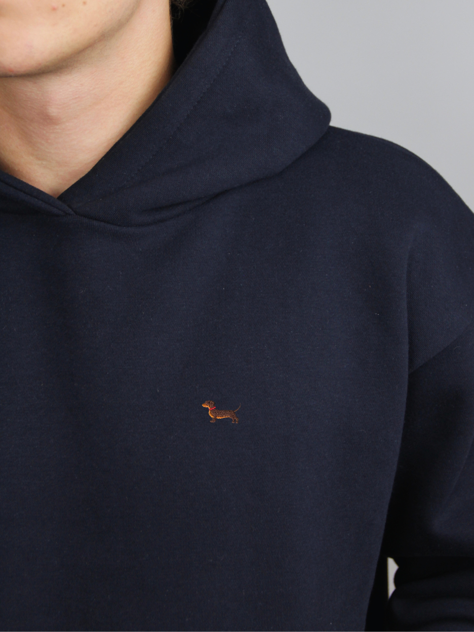 Dackel-Stickerei auf dem dunkelblauen Hoodie, Nahaufnahme