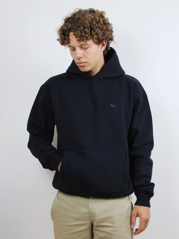 Dunkelblauer Hoodie mit Dackel-Stickerei, am Model