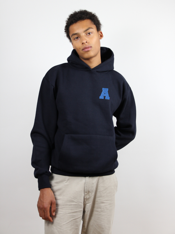 Dunkelblauer Hoodie mit gestickter Initiale A, am Model