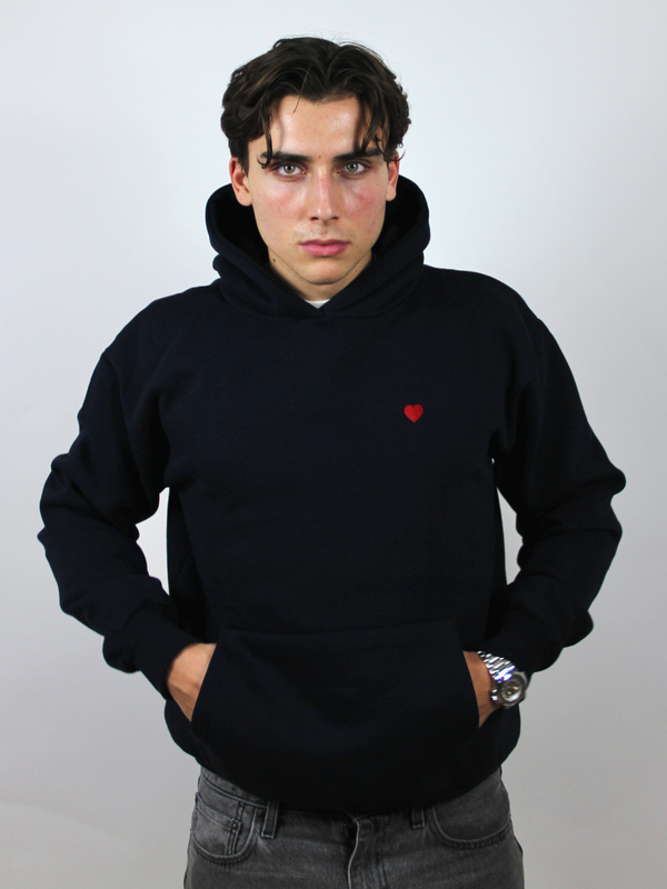 Dunkelblauer Hoodie mit Herz-Stickerei, am Model