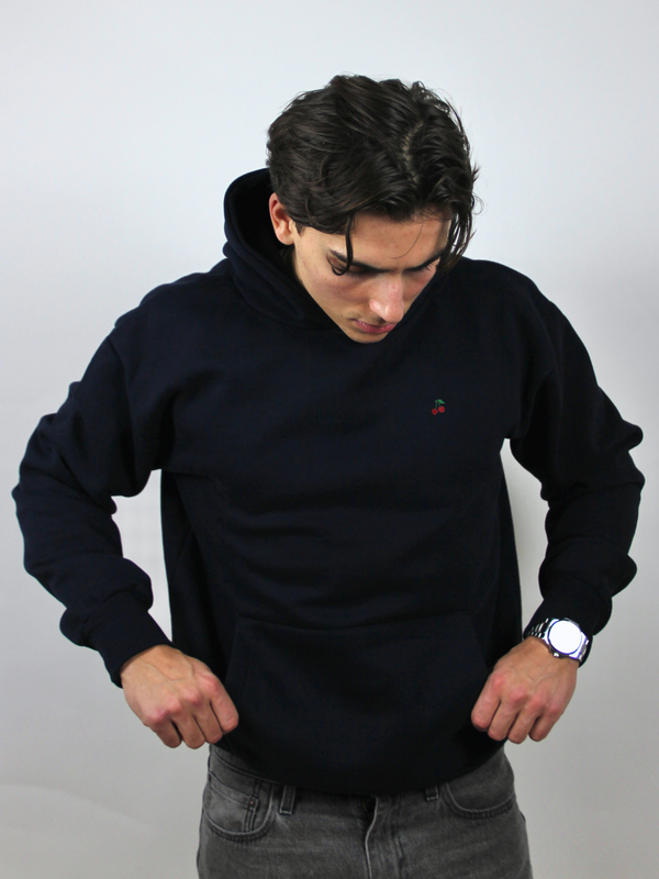 Dunkelblauer Hoodie mit Kirschen-Stickerei, am Model