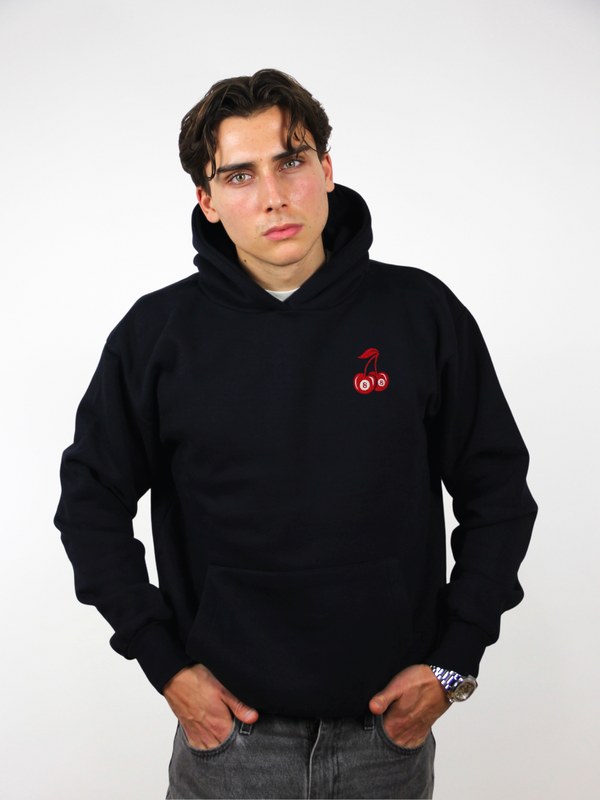 Dunkelblauer Hoodie mit Kirschen-Stickerei, am Model