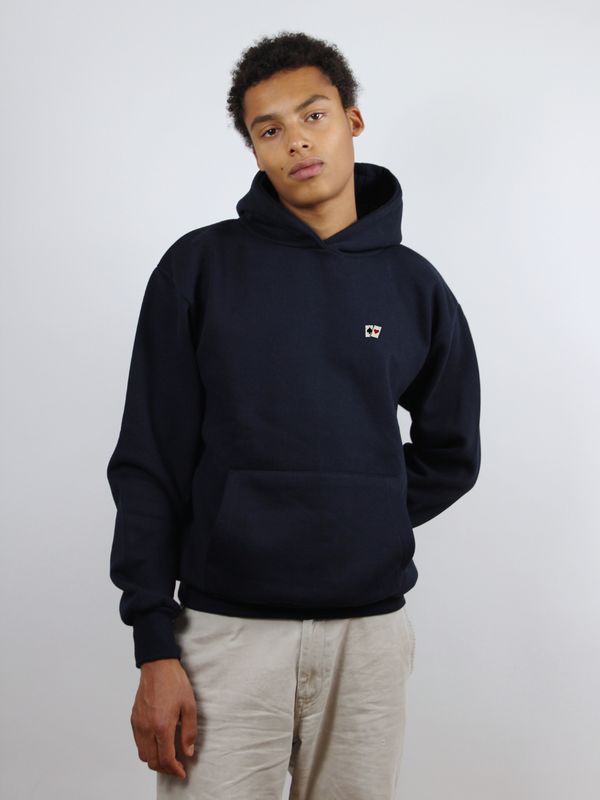 Dunkelblauer Hoodie mit Spielkarten-Stickerei, am Model