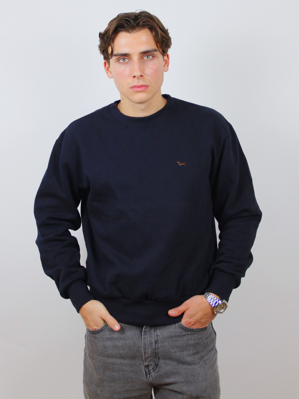 Dunkelblauer Sweater mit Dackel-Stickerei, am Model
