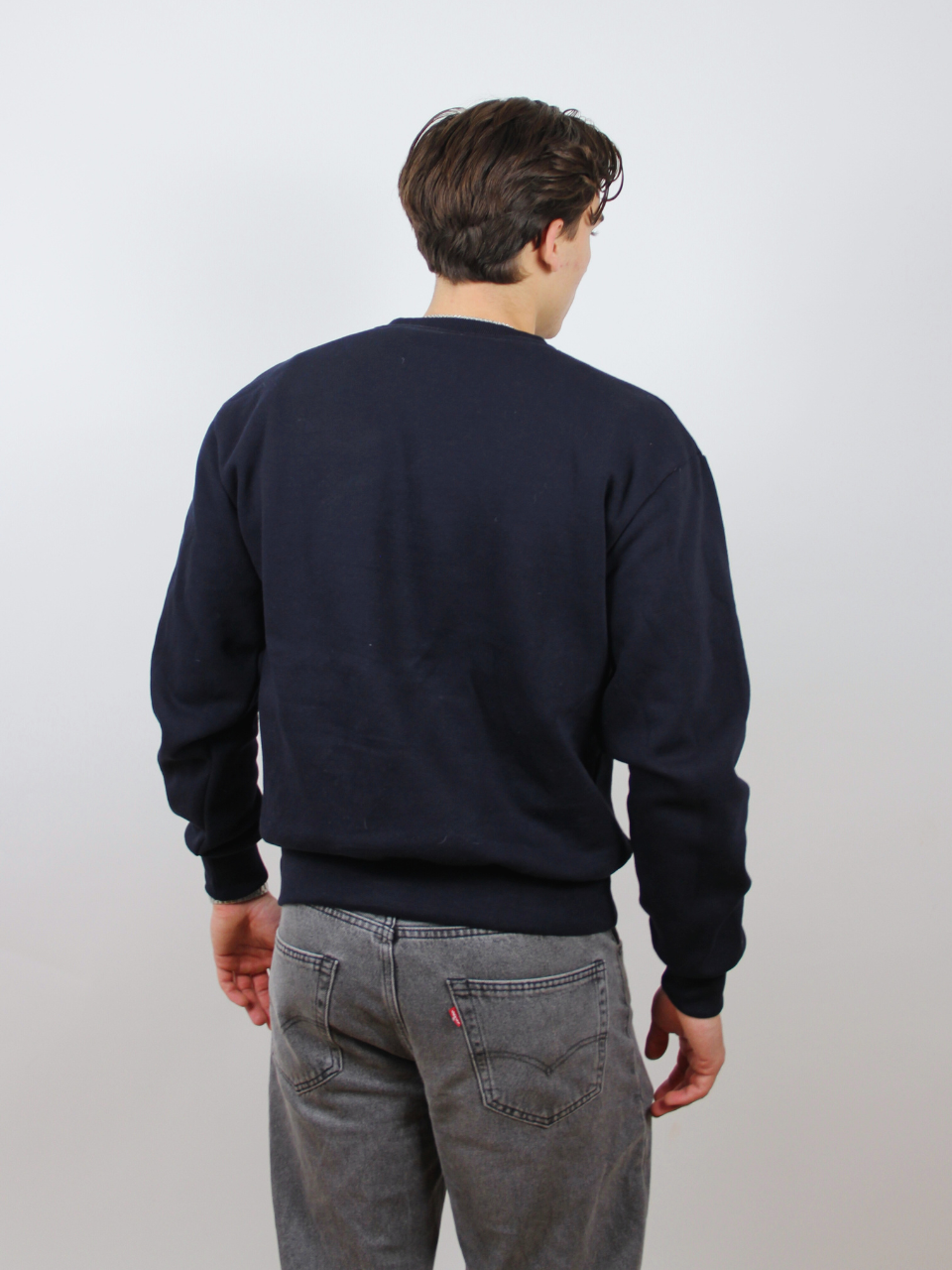 Dunkelblauer Sweater mit Dackel-Stickerei, Rückansicht