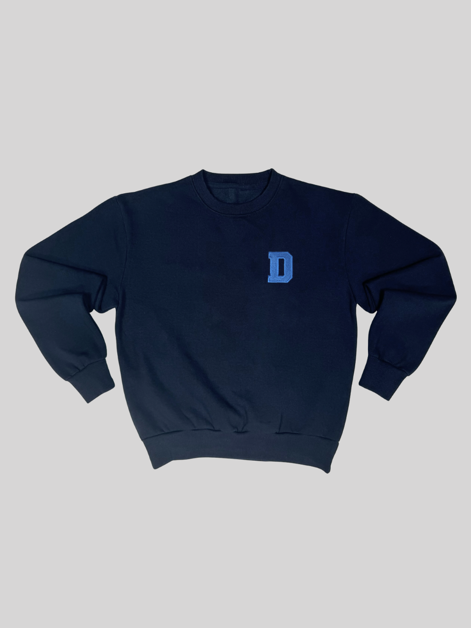 Dunkelblauer Sweater mit gestickter Initiale D, flach ausgebreitet