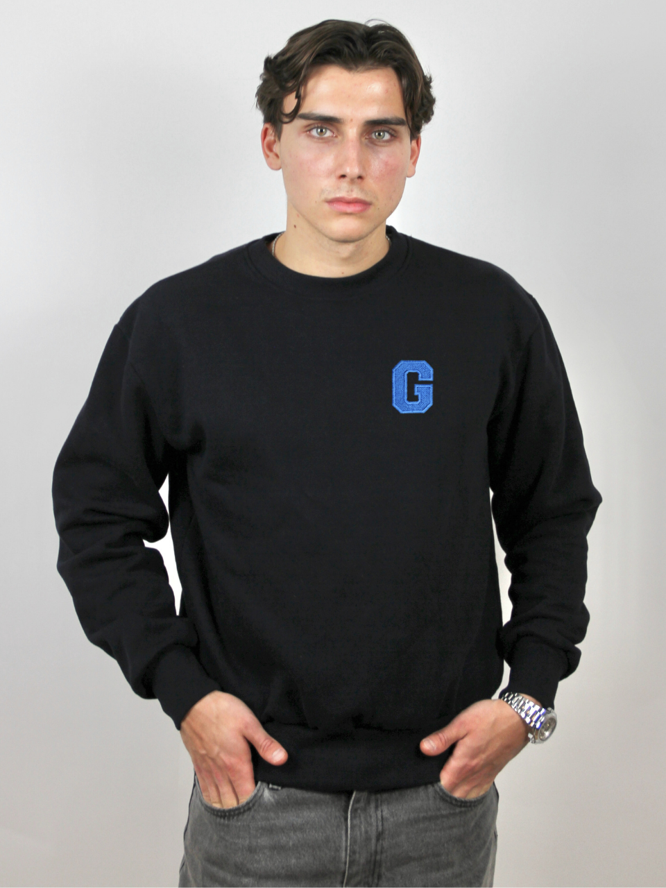Dunkelblauer Sweater mit gestickter Initiale G, am Model