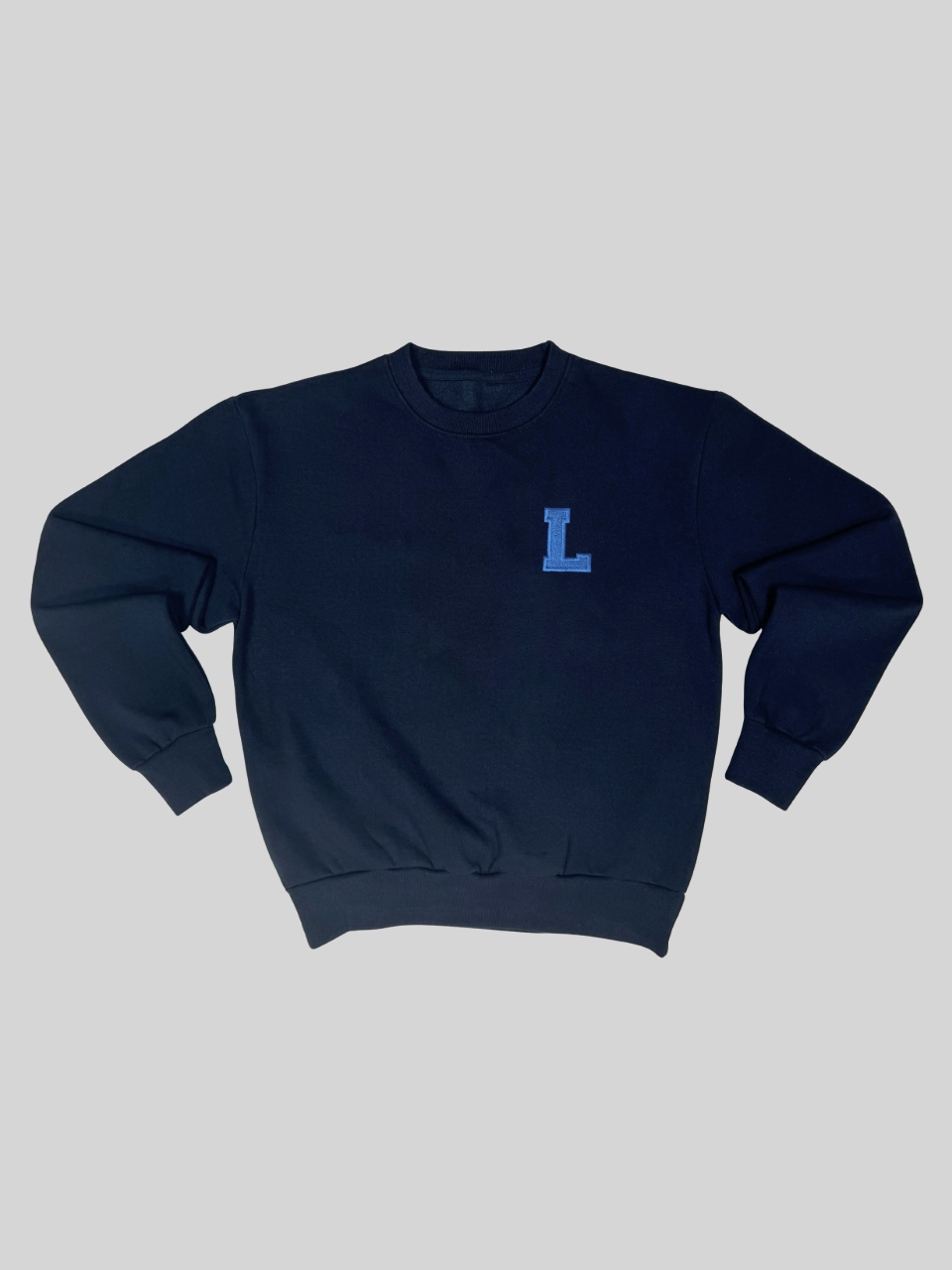 Dunkelblauer Sweater mit gestickter Initiale L, flach ausgebreitet