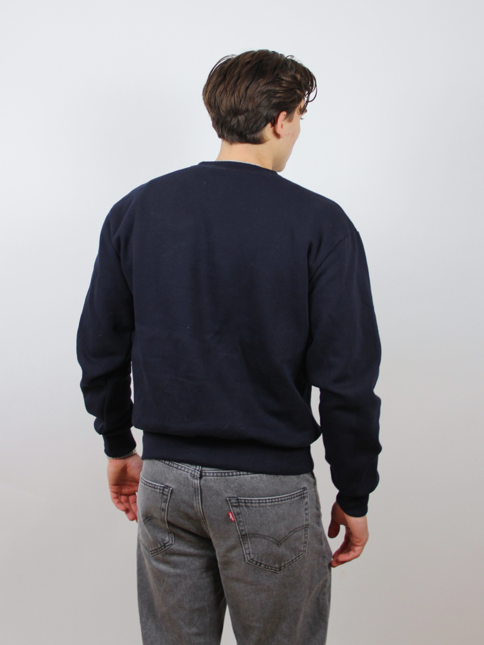 Dunkelblauer Sweater mit gestickter Initiale O, Rückansicht