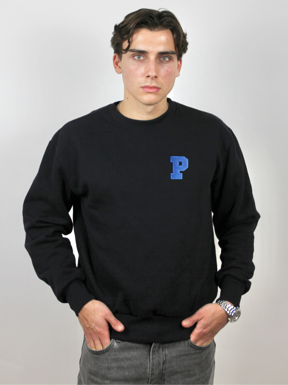 Dunkelblauer Sweater mit gestickter Initiale P, am Model
