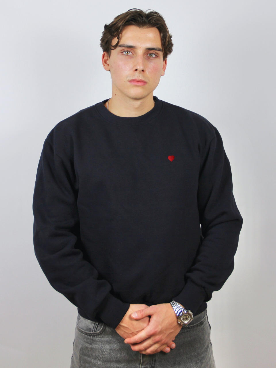 Dunkelblauer Sweater mit Herz-Stickerei, am Model