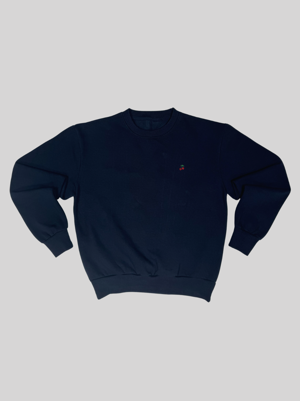 Dunkelblauer Sweater mit Kirschen-Stickerei, flach ausgebreitet