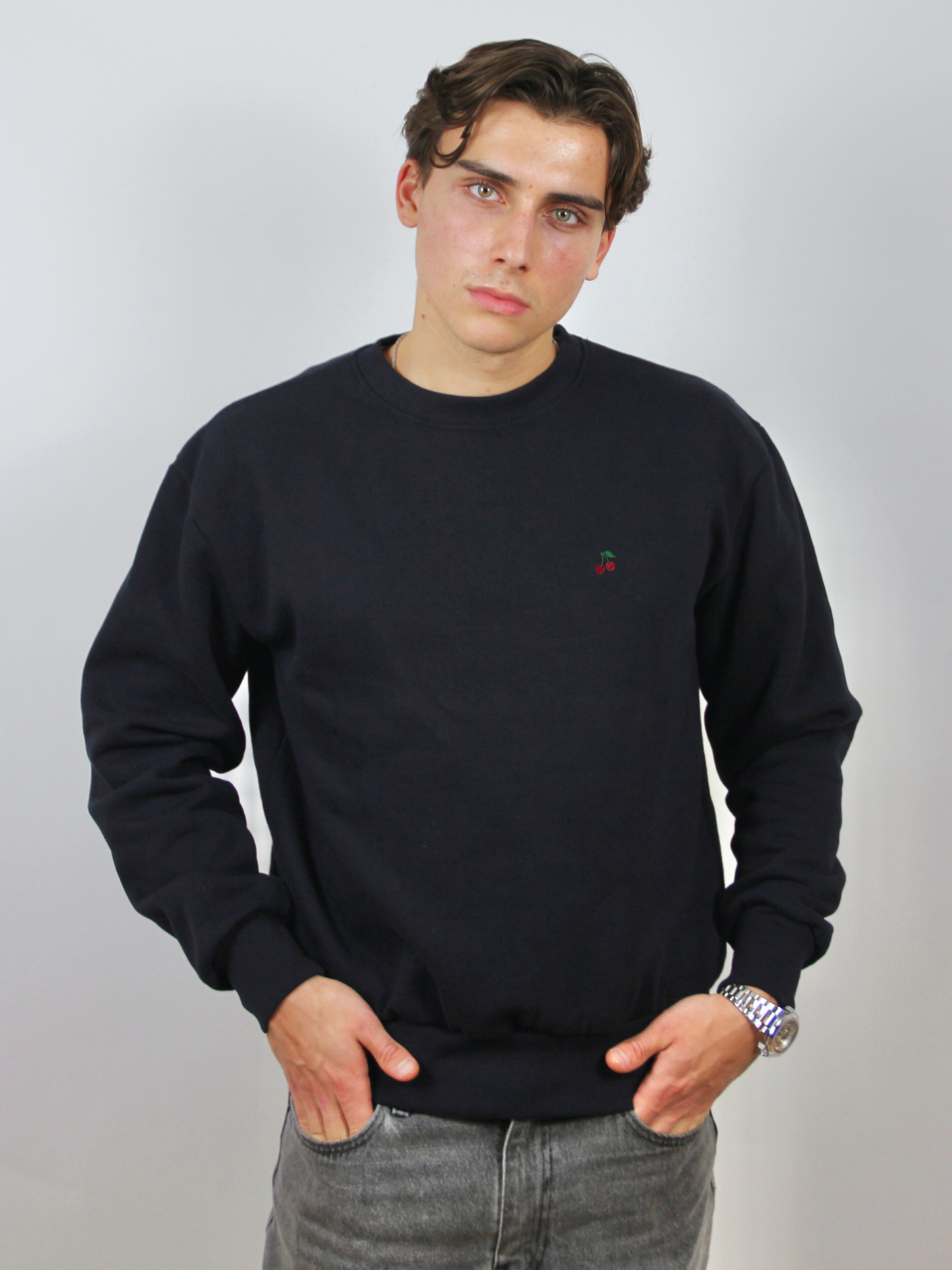 Dunkelblauer Sweater mit Kirschen-Stickerei, am Model