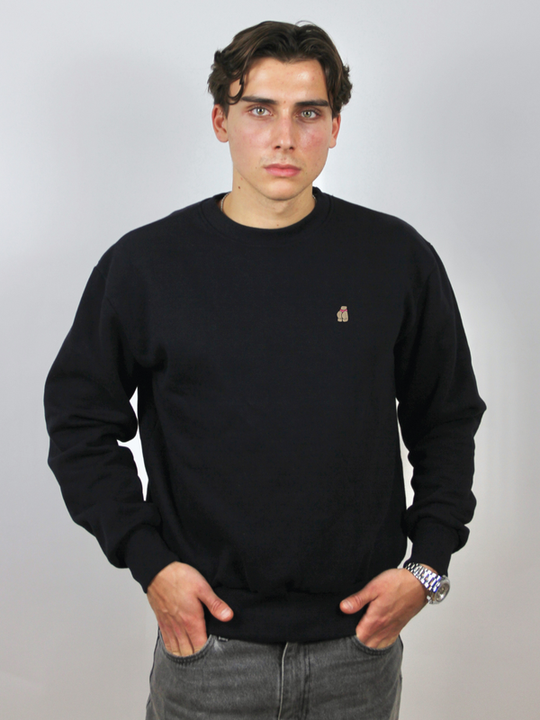 Dunkelblauer Sweater mit Po-Stickerei, am Model