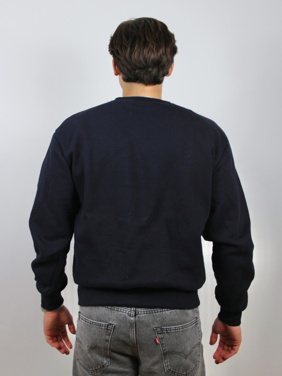 Dunkelblauer Sweater mit Po-Stickerei, Rückansicht