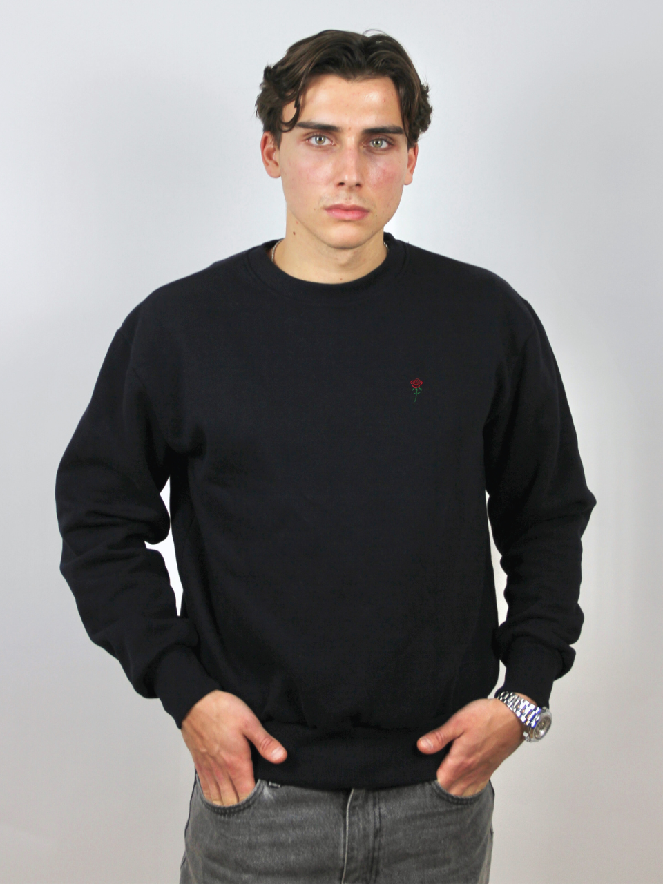 Dunkelblauer Sweater mit Rosen-Stickerei, am Model
