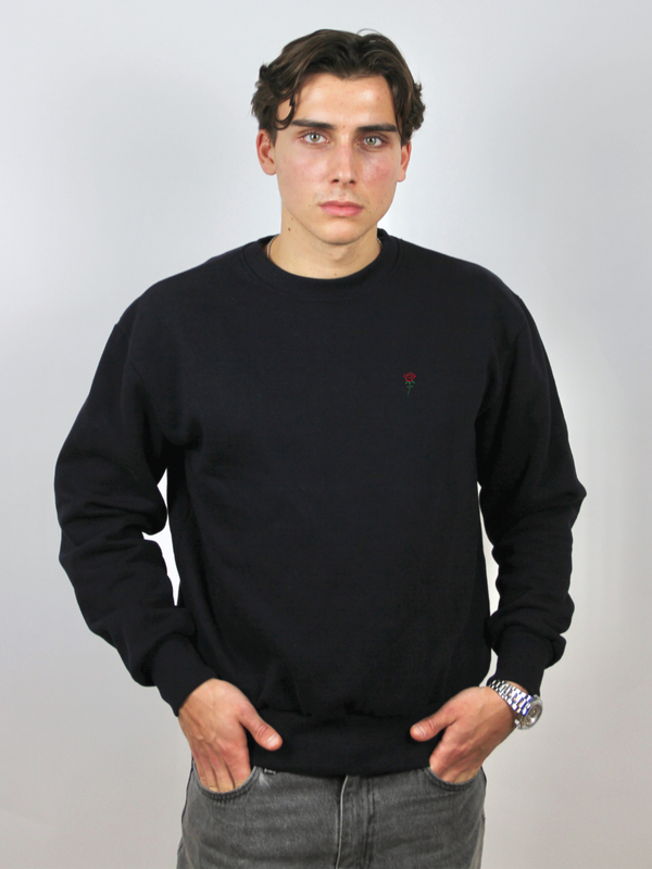 Dunkelblauer Sweater mit Rosen-Stickerei, am Model