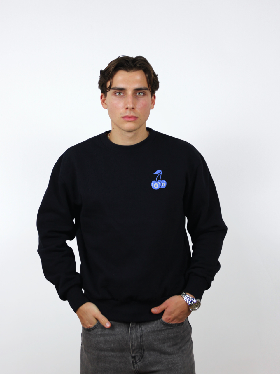 Dunkelblaues Sweatshirt mit blauer Kirschen-Stickerei, am Model