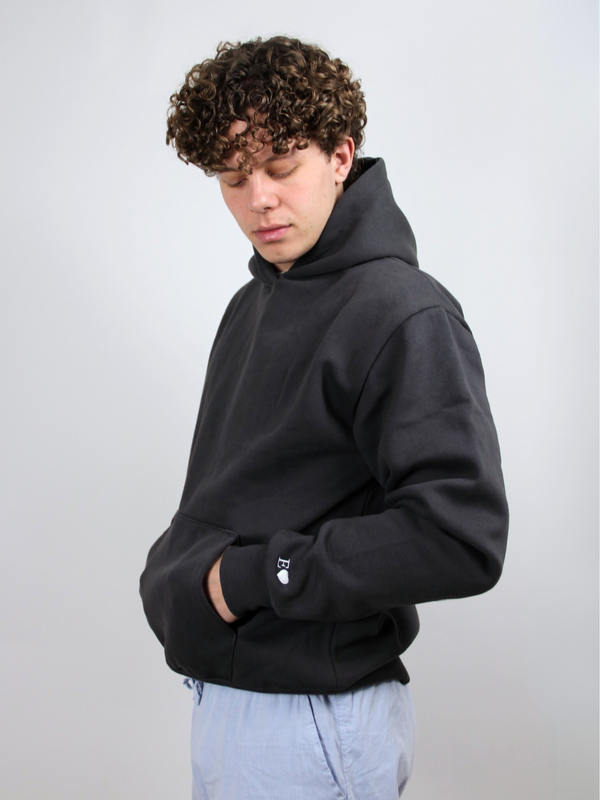 Dunkelgrauer Hoodie mit Herz-Stickerei, seitlich am Model