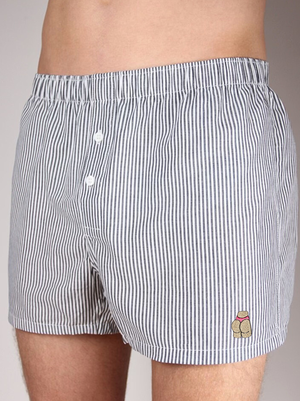 Grau gestreifte Boxershorts mit Po-Stickerei, getragen