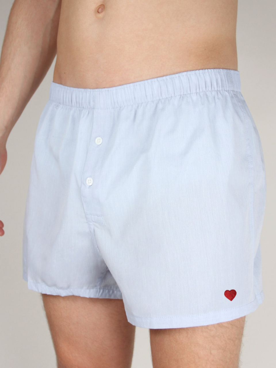 Hellblaue Boxershorts mit Herz-Stickerei, getragen
