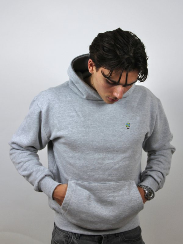 Hellgrauer Hoodie mit Globus-Stickerei, am Model