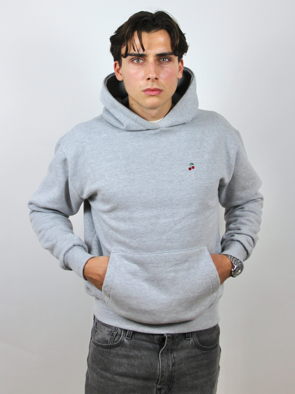 Hellgrauer Hoodie mit Kirschen-Stickerei, am Model