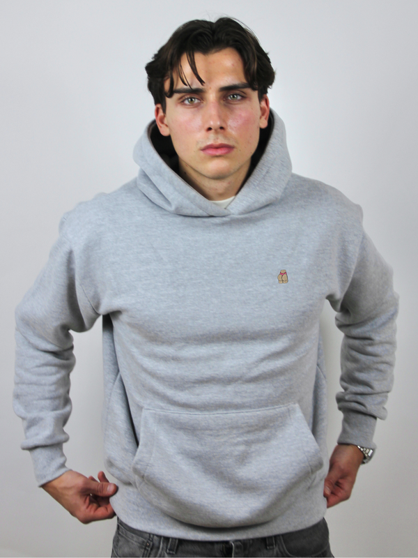 Hellgrauer Hoodie mit Po-Stickerei, am Model